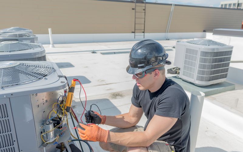 Técnico avaliando sistema de climatização para atendimento de urgência em Ipatinga