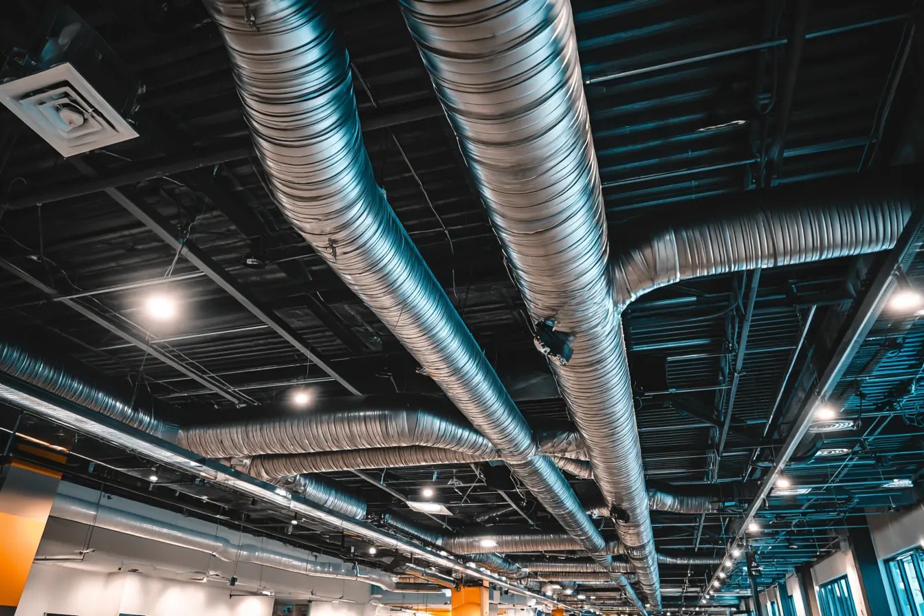 Infraestrutura moderna de refrigeração comercial com acabamento técnico organizado